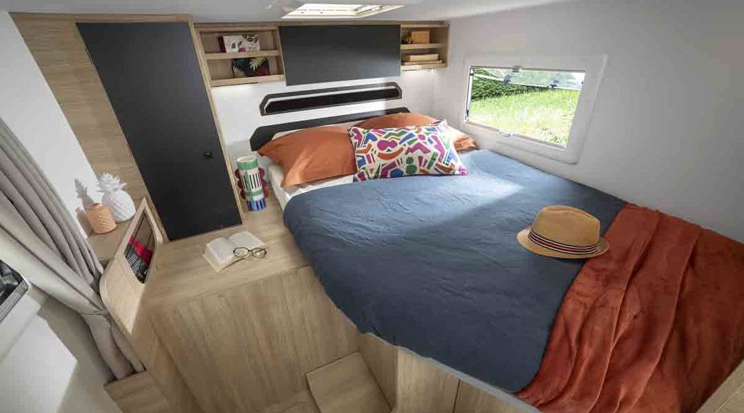 S695, narrow motorhome with French bed - Chausson