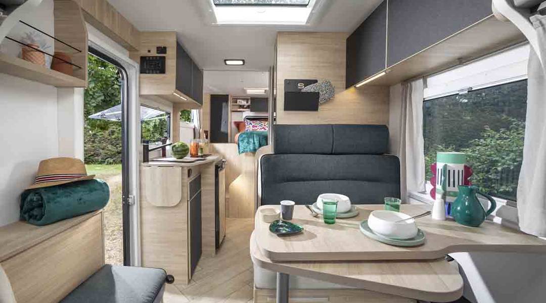 S695, narrow motorhome with French bed - Chausson